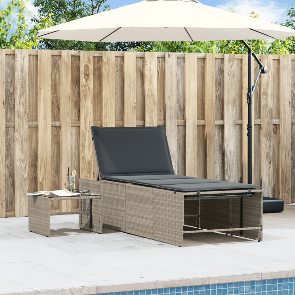 2 db világosszürke polyrattan napozóágy asztallal 3
